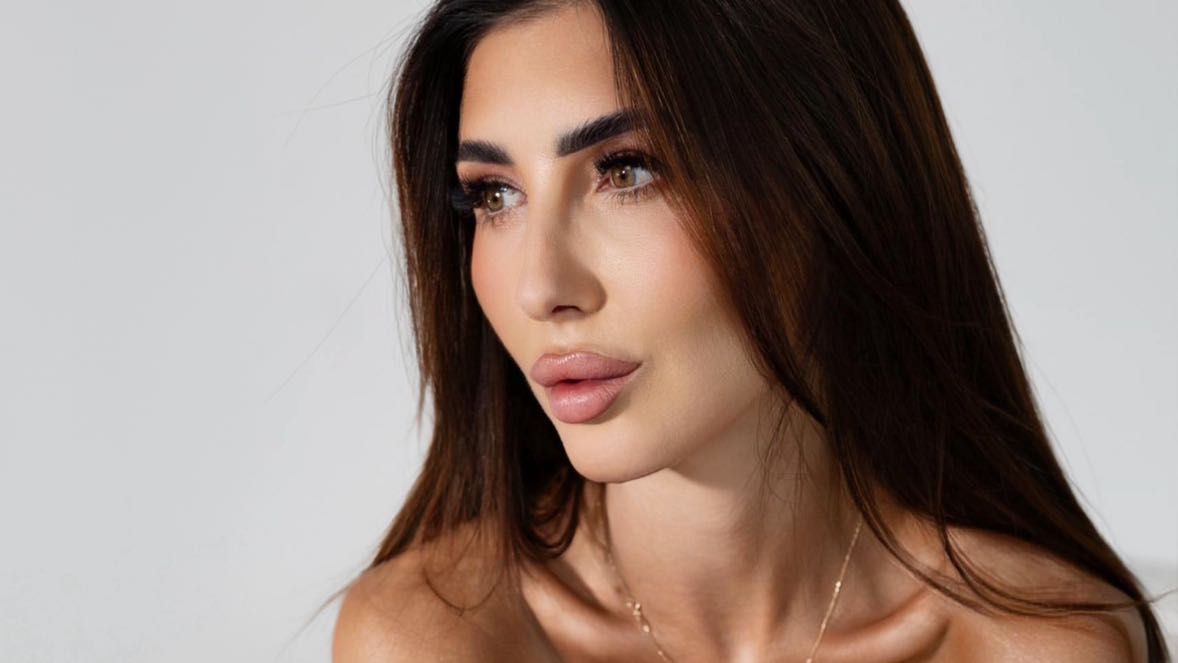 Elegancki portret kobiety z zadbaną, promienną skórą